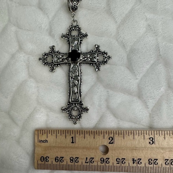 Elegant Silver Cross Pendant Necklace - Picture 4 of 5